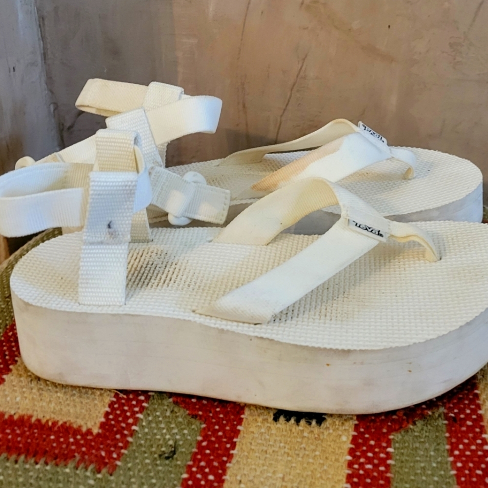 Teva flat forms thong white